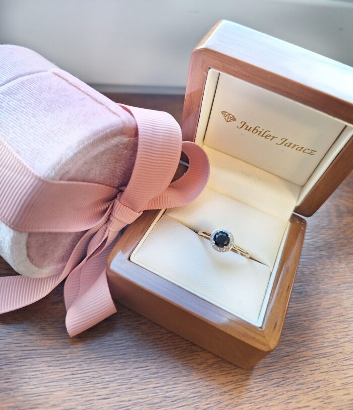 Pierścionek złoty z czarnym agatem i diamentami - obrazek 4