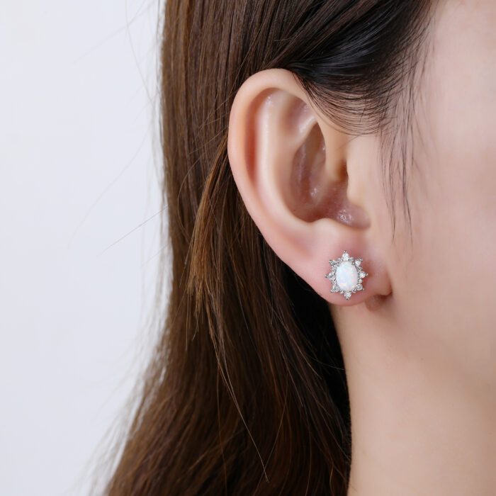 Kolczyki srebrne z kamieniem w kolorze białego opala - obrazek 3