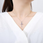 Zawieszka srebrna krzyżyk kolorowe cyrkonie - obrazek 3