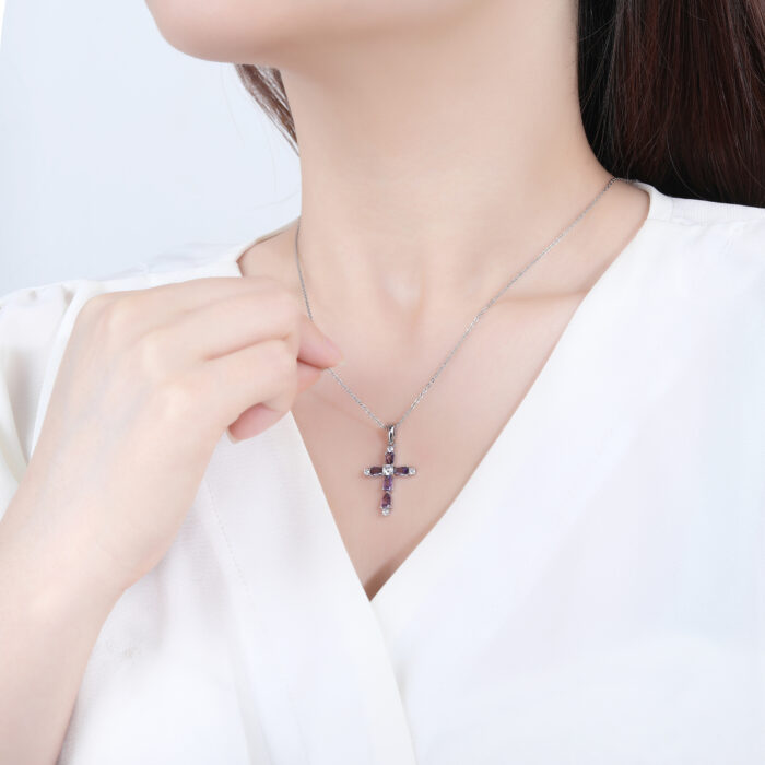 Zawieszka srebrna krzyżyk cyrkonie fiolet - obrazek 3