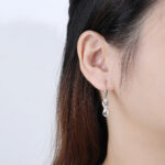 Kolczyki srebrne wiszące nieskończoność  z cyrkoniami - obrazek 3