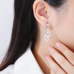 Kolczyki srebrne wiszące z cyrkoniami i masą perłową - obrazek 3