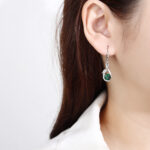 Kolczyki srebrne wiszące listki cyrkonie szmaragdowe - obrazek 3