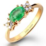 Pierścionek złoty ze szmaragdem i diamentami J-PD59
