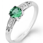 Pierścionek złoty ze szmaragdem i diamentami KH-P793