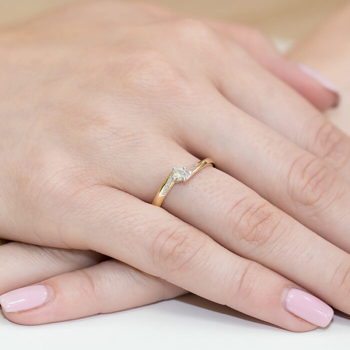 HIT Pierścionek złoty z diamentami BD-W262 - obrazek 4