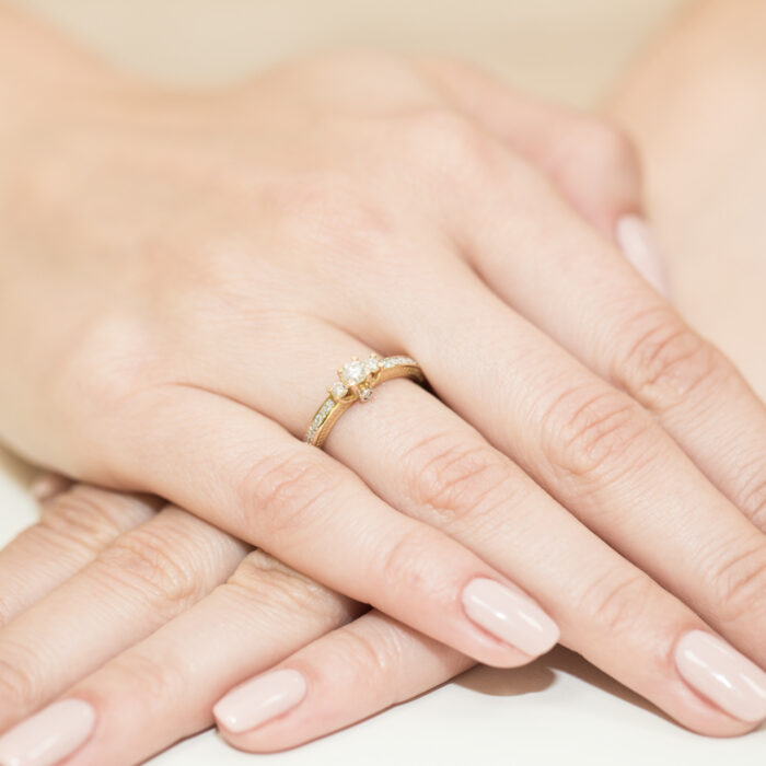 Pierścionek złoty z diamentami BD-W199 - obrazek 4