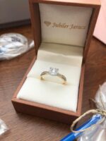 Pierścionek złoty z diamentami - obrazek 4