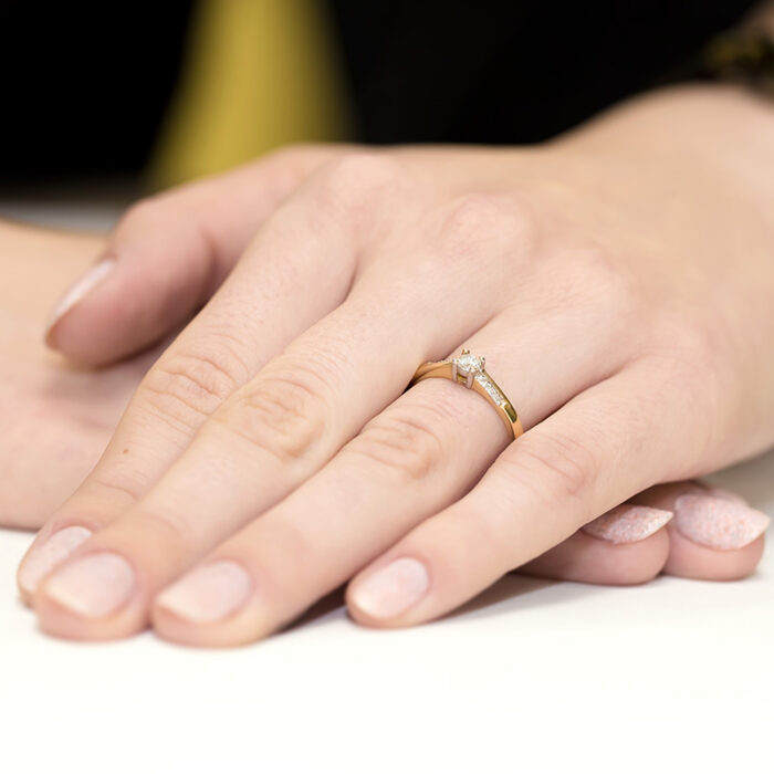 HIT Pierścionek złoty z diamentami BD-W258 - obrazek 4