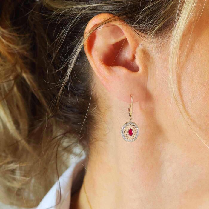 Kolczyki złote z rubinem z diamentami - obrazek 2