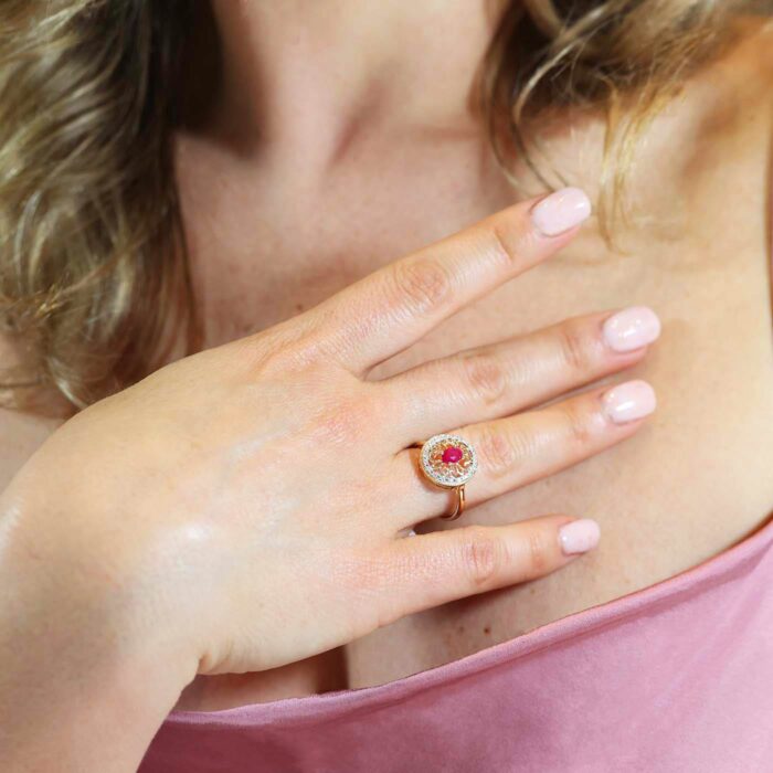 Pierścionek złoty z rubinem i diamentami - obrazek 2