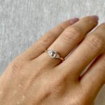 Pierścionek złoty z białym topazem i diamentami - obrazek 3