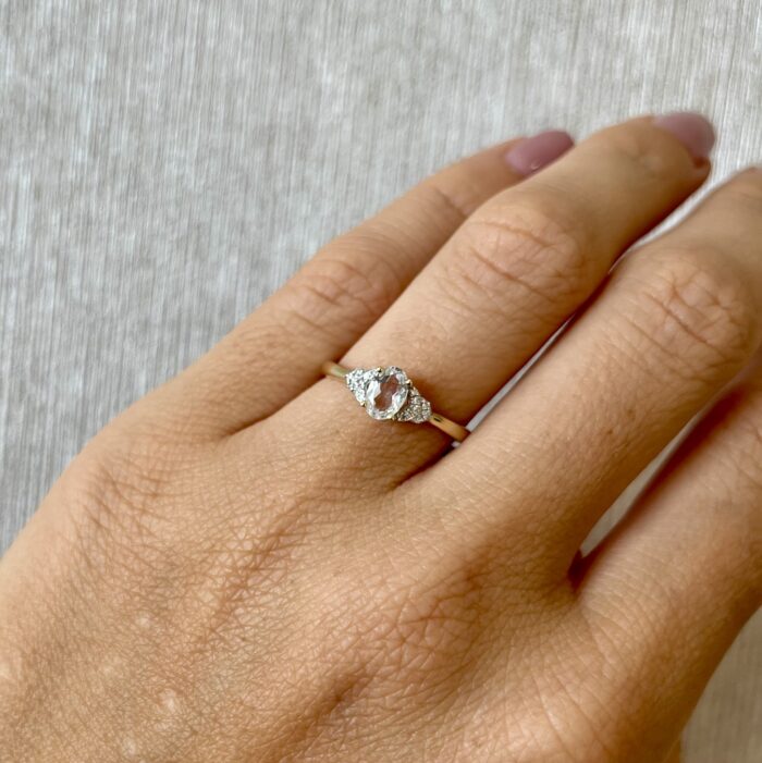 Pierścionek złoty z białym topazem i diamentami - obrazek 3