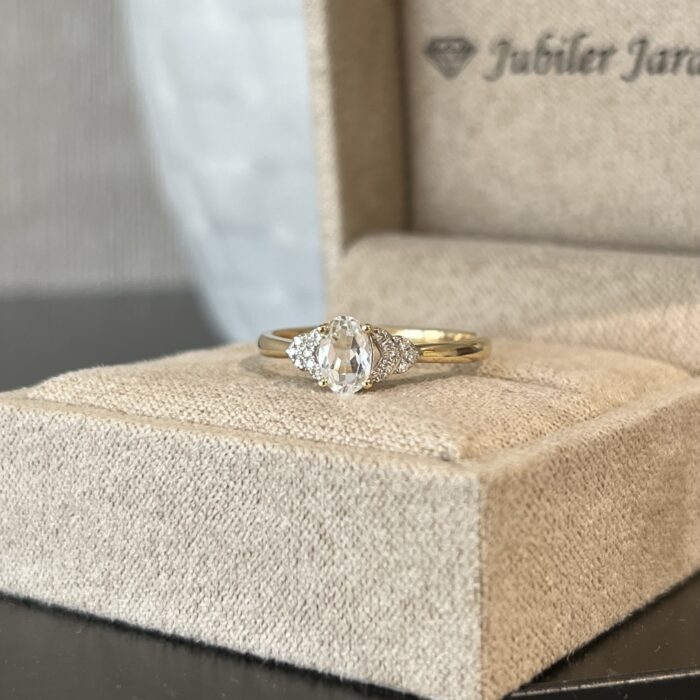 Pierścionek złoty z białym topazem i diamentami - obrazek 2