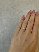 Pierścionek złoty z białym topazem i diamentami - obrazek 2