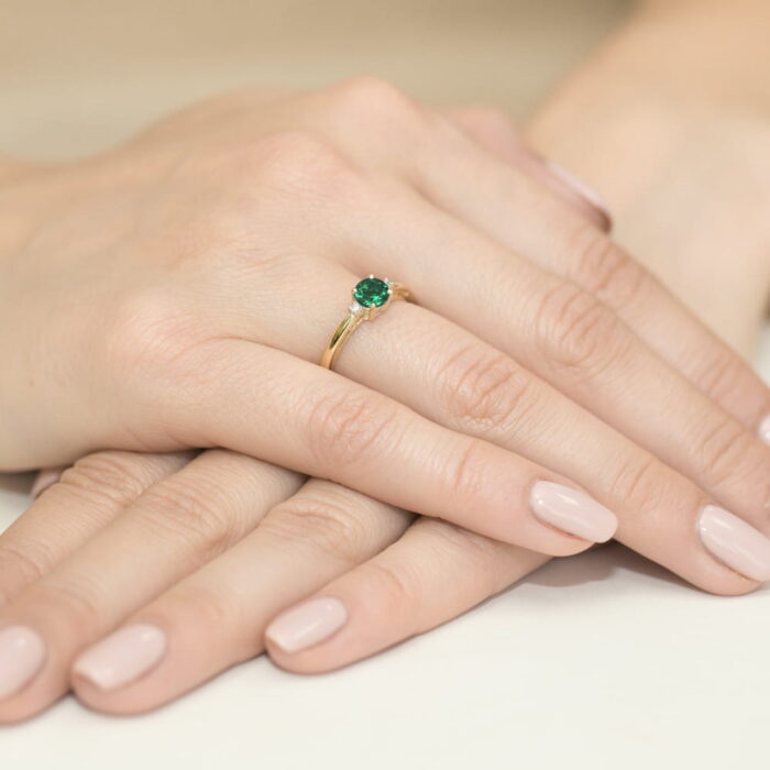 Pierścionek złoty ze szmaragdem i diamentami BD-W10 - obrazek 4