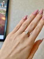 Pierścionek złoty z owalnym diamentem laboratoryjnym - obrazek 3